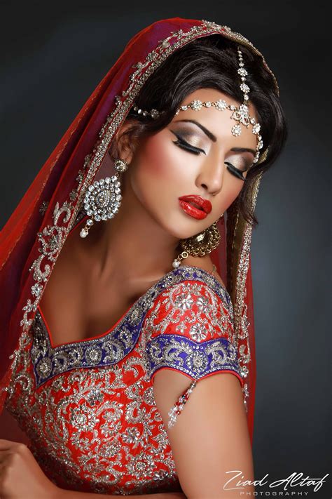 Pin By Пенчо Гичев On Indian And Muslim Fashion Asian Bridal Makeup Bridal Makeup Looks Asian