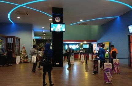 Taiping mall welcomes new cinema cinema patrons lining up for the free screenings (photo source: Now Showing in Johor + Ticket price