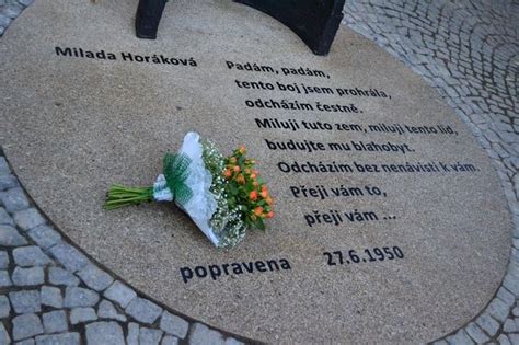 Padám, padám, tento boj jsem prohrála, odcházím čestně. Milada Horáková. Žena, která šla s hlavou vztyčenou ...
