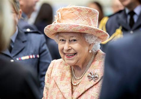 Elizabeth was born in mayfair, london, as the first child of the duke and duchess of york (later king george vi and queen elizabeth).her father ascended the throne on the abdication of his brother king edward viii in 1936, from which time she was the heir presumptive. Królowa Elżbieta II będzie świętować urodziny, ale w innej ...