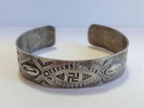 VINTAGE NAVAJO INDIAN STAMPWORK SILVER WHIRLING LOGS AND ARROWS CUFF