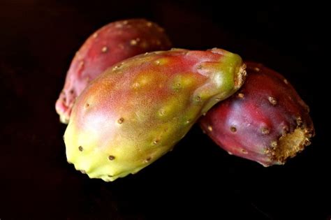 Further complicating their consumption are the numerous seeds embedded in the pulp, which makes. How to Cut and Eat Cactus Pears - Photo Guide | Cooking On ...