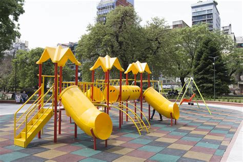 Nuestros juegos de niñas incluyen muñecas famosas y personajes familiares. Ya se encuentra renovado el patio de juegos del Parque Rivadavia | Noticias | Buenos Aires ...