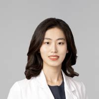 귀여운 아시아 소녀 귀여운 교복 드레스 코드 여자 패션 긴머리 스타일 암컷. 본동물메디컬센터