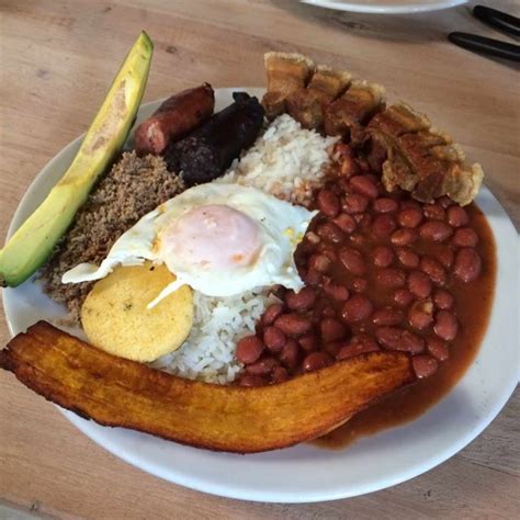 Un abundante plato que mezcla todos los sabores en torno a los frijoles, los. Media Bandeja Paisa | Carta Colombiana | Pinterest ...