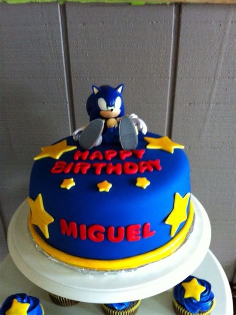 Sonic is a video game character who has conquered the world. Sonic cake | Gateau anniversaire enfant, Gateau ...