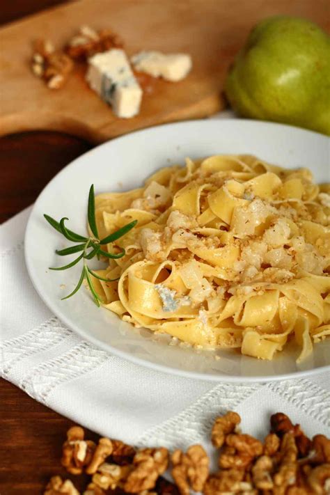 Die birnen und die käsestücke auf dem zuvor portionierten salat anrichten, die karamellisierten walnüssen darüber streuen und servieren. Pasta mit Birnen und Gorgonzola - Vegetarische Rezepte