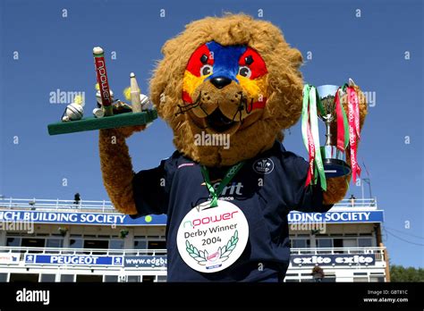 Cricket Top Half Cele Lion Brit Mascot Hi Res Stock Photography And