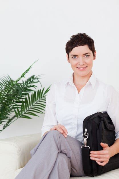 Premium Photo Short Haired Smiling Businesswoman Sitting On A Sofa