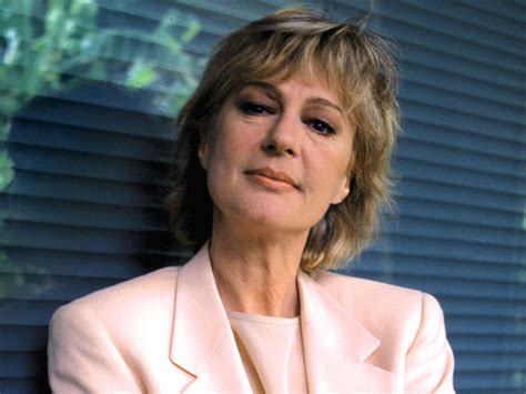 She reached second place at the 1981 festival della canzone italiana with the song maledetta. Biografia di Loretta Goggi