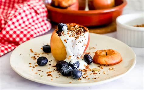Appel uit de oven met bosbessen yoghurt en granola