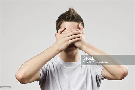 활기참 10대 남자아이 커버링 그릐 아이즈 손으로 눈 가리기에 대한 스톡 사진 및 기타 이미지 손으로 눈 가리기 십대 남성 Istock