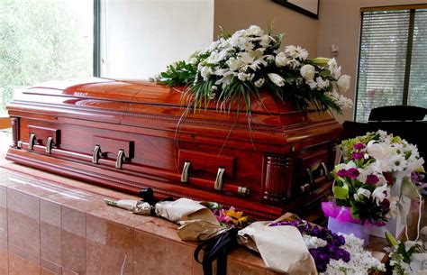 Man Tells Wife To Bury Him With All His Money But Her Brilliant Solution Has Him Turning In