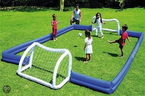 Een voetbalveld is een speelveld voor de voetbalsport. bol.com | Opblaasbaar voetbalveld