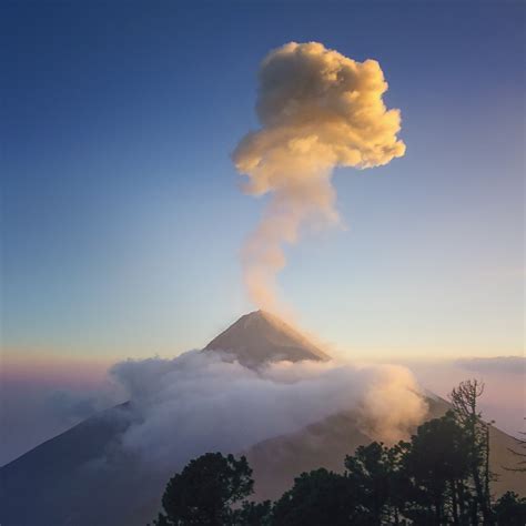 How I Photographed An Erupting Volcano In Front Of The Milky Way