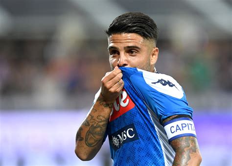 Borrowed from french insigne, from latin īnsīgne. Napoli, Insigne mette alle spalle le polemiche: Mertens ...