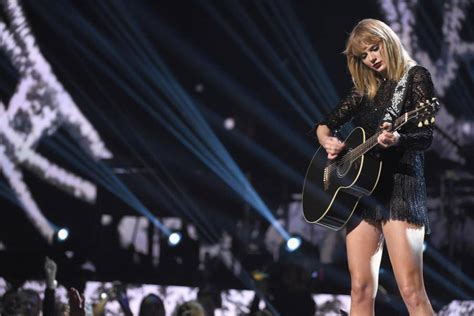 Taylor Swift Makes Surprise Appearance At Nashville Club Wsoc Tv