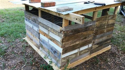 This chicken coop with a large chicken run is built out of 22 standard oak pallets while the chicken run is made of 8′ garden timbers set in concrete. Reclaimed Pallet Chicken Coop - Easy Pallet Ideas