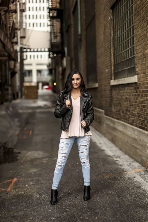 Everyone wants to look great in pictures, but it can sometimes be a little hard to know what will make you look your best. 2018 Senior, Dowtown Tulsa Oklahoma Senior Poses, Senior ...