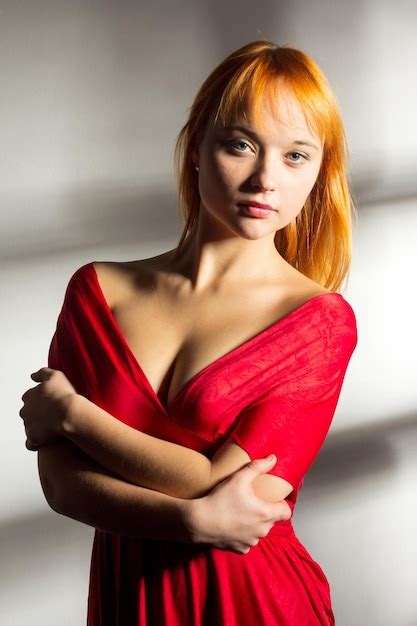 Sensual Hermosa Mujer Rubia Posando En Vestido Rojo Chica Con Pelo Largo Y Rizado Foto Premium