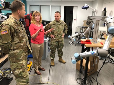 75th Innovation Command Leader Visits Duke Robotics Lab