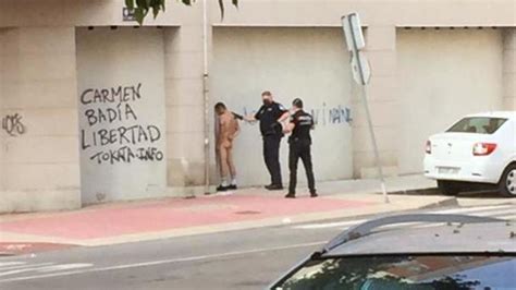 Agentes de la Policía Local sorprenden a un hombre que iba desnudo por
