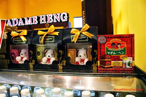 Madame heng's original name is heng shui hui, mr.wannachai told the story that, she used to do trading with a fragrance company from france, they called her madame and she loved it. MADAME HENG泰国的香皂~~bangkok~~thailand - 乱乱走走吃吃