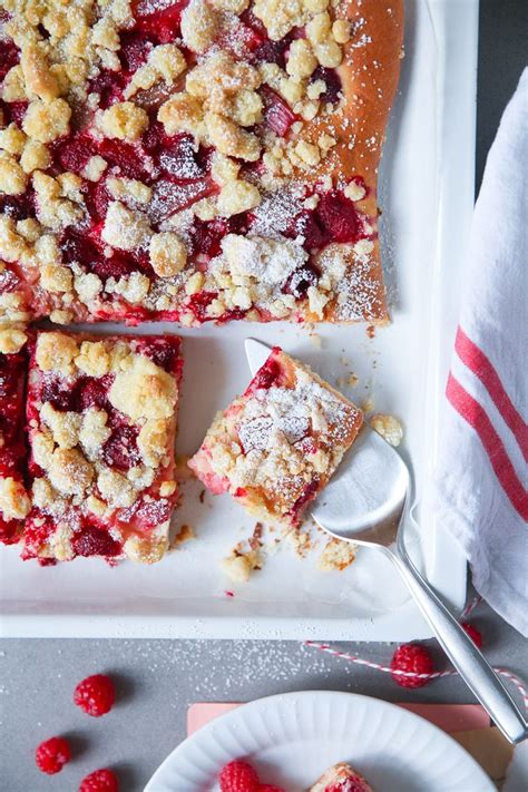 In der zwischenzeit für das baiser die eiweiße mit 1 prise salz steif schlagen. Rezept für Himbeer-Rhabarber Streuselkuchen vom Blech ...