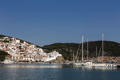 Vista Da Cidade E Do Porto Na Ilha Skopelos Em Um Dia Ensolarado De