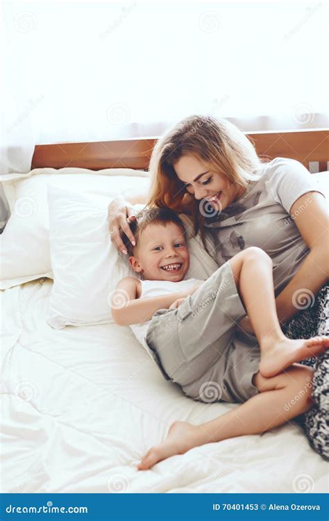 Mutterspiele Mit Sohn Im Bett Stockbild Bild Von Liebe Leben 70401453