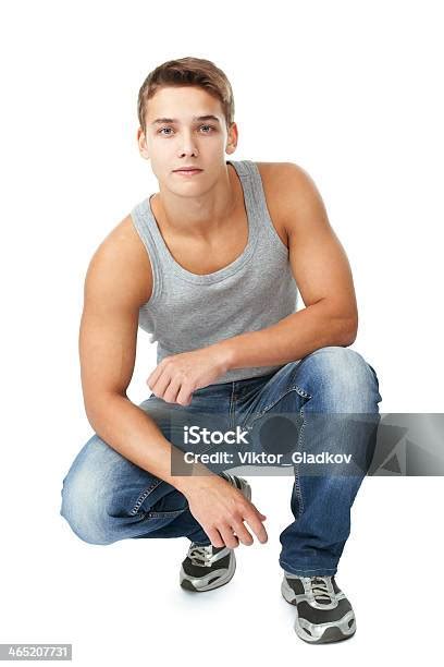 쪼그려 앉기 젊은 남자 인물 사진 쭈그리고 앉기에 대한 스톡 사진 및 기타 이미지 쭈그리고 앉기 근육질 남자 남자 Istock