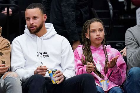 Stephen Curry And Daughter Riley Enjoy Watch A Basketball Game Together