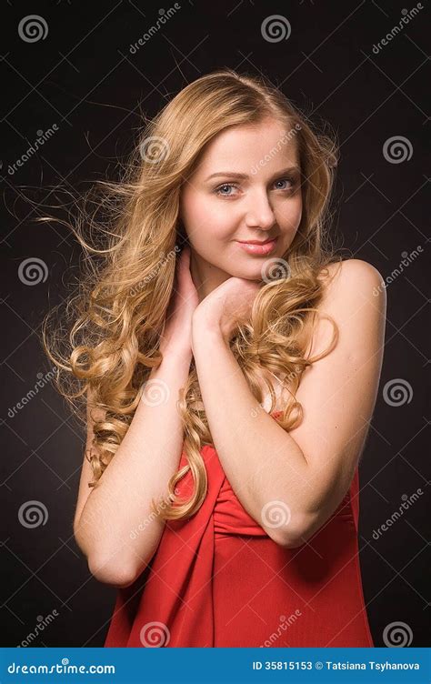 Portrait De Jeune Belle Femme Blonde Dans La Robe Rouge Image Stock