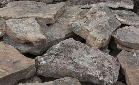 Rocks are organic building materials that come in a variety of colors and textures to bring a bit of rustic nature to a home. Huron Moss Veneer - High Plains Stone Company - Colorado's ...