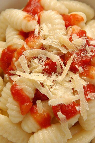 Esta es la infalible receta de la nona para preparar los ñoquis del 29, no deje de poner unos pesos debajo del plato para tener fortuna el mes siguiente. Ñoquis de papa - SaborGourmet.com