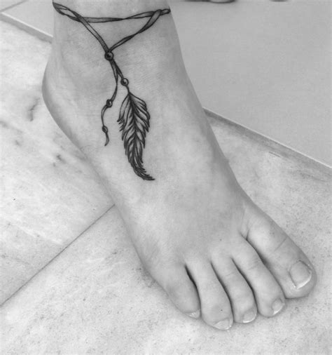 Tatouage plume femme 40 superbes idées tattoo plume pour s inspirer