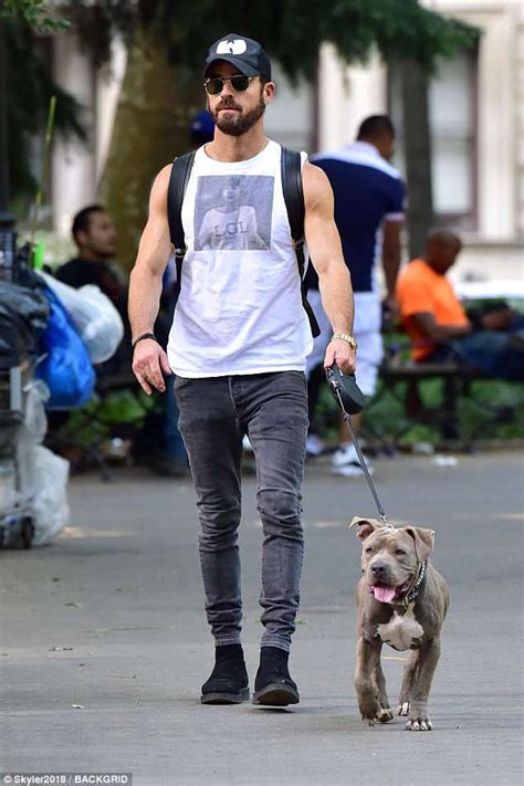 Justin paul theroux (/ θ ə ˈ r oʊ /; Justin Theroux takes his new pit bull Kuma for a walk in ...