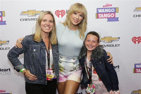 Taylor Swift With Fans During Meet And Greet At You Call It Madness But I Call It Love