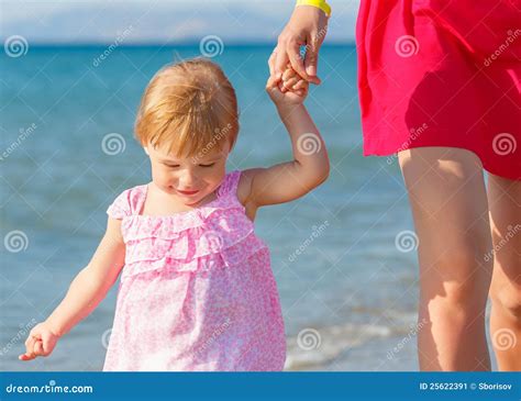Meisje Dat Op Het Strand Loopt Stock Afbeelding Image Of Vrolijk Liefhebben