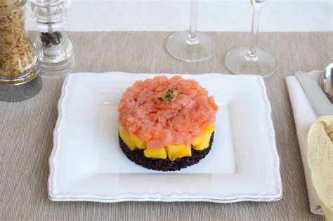 Sushi #tartare #tonno ingredienti 200 gr tonno fresco 200 gr filetto di salmone fresco 2 lime 1 avocado un oggi vi propongo un piatto gourmet con pochissimi ingredienti dal sapore sublime. Tartare di salmone e mango | Ricetta | Tartare di salmone ...