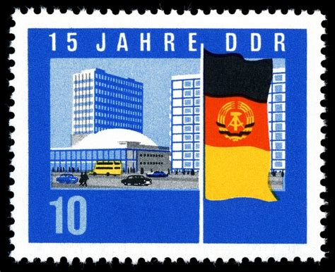 So sparen sie sich den weg zum postamt, wenn sie erst einmal briefmarken auf vorrat gekauft haben. Östliche Neubauten neben dem Alexanderplatz auf einer Briefmarke der DDR von 1964. Zentrales ...