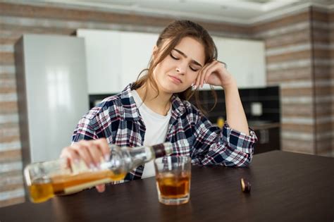 Mujer Alcohólica Tiene Problemas Sociales Sentado Bebiendo Whisky