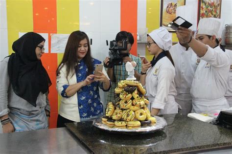 Donat sangat umum di nikmati dengan tambahan beragam jenis. Cara Membuat Donat Tower - Akademi Pariwisata Majapahit ...
