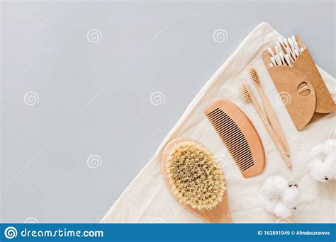 Download Natural Bathroom Accessories: Wooden Comb, Bamboo ...