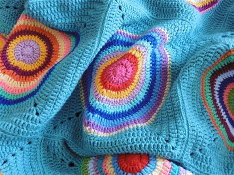 Aus vielen gehäkelten quadraten können schöne decken entstehen. Hippie-Kissen | Afghan crochet patterns, Granny square ...