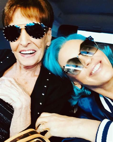 Jenny Mccarthy Posts Tribute To Husband Donnie Wahlbergs Mother Alma