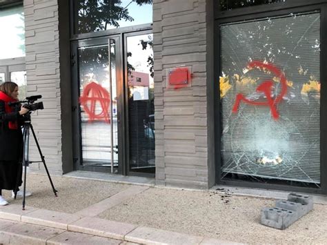 C'est la fontaine des trois grâces sur la place de la comédie à montpellier qu'on reconnaît sur l'image d'illustration de la candidate de la majorité, et non pas celle de la place royale. Gilets Jaunes. La permanence d'un député LREM (de nouveau ...