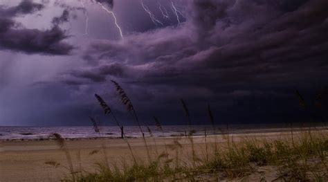 Ciara storm 09_02_2020 kijkduin nederland. Update 16:00 uur: Ciara nu officieel zware storm Nederland ...