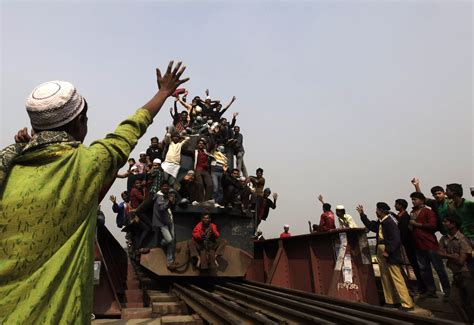 But This Overcrowded Train In Dhaka Bangladesh Keeps Rolling Business Insider India