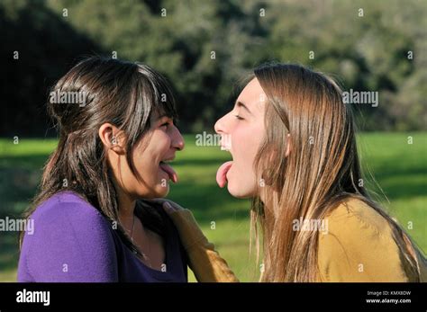 Zwei Mädchen Im Teenager Alter Es Zungen Stockfotografie Alamy